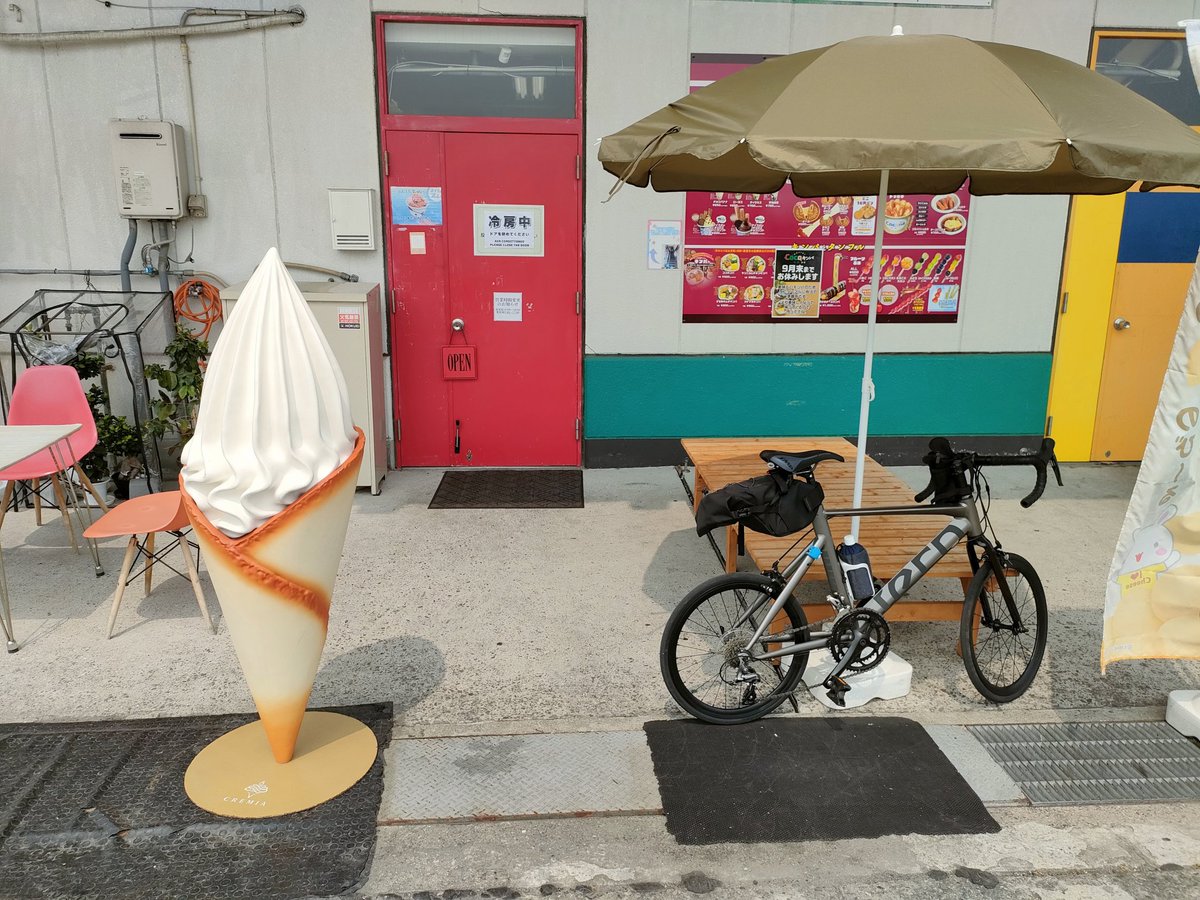 yurucyclist's tweet photo. 今日もサイコン付けずに近場をポタり

昨日の37.6℃にビビりながらも、午前中は雲も多めで風もあり意外と自転車日和でしたー🚴

でも午後は陽射しガンガンの猛暑でやんした😅

#ロードバイク 
#TERN https://t.co/eQW5t1fwyk