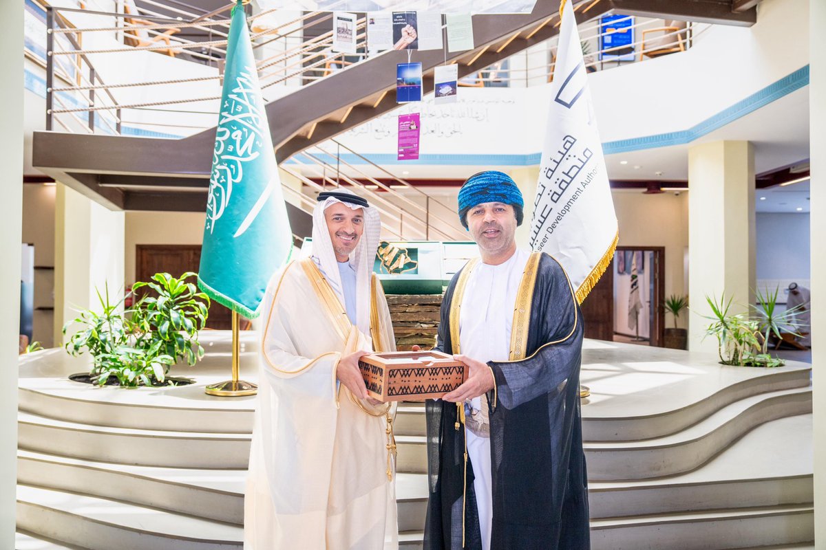 استقبل الرئيس التنفيذي لـ #هيئة_تطوير_عسير م. هاشم الدباغ، القنصل العام لسلطنة عمان في جدة، الوزير المفوض سالم البوسعيدي، واطلع سعادته على استراتيجية تطوير المنطقة ومنجزاتها التنموية في مختلف المجالات.