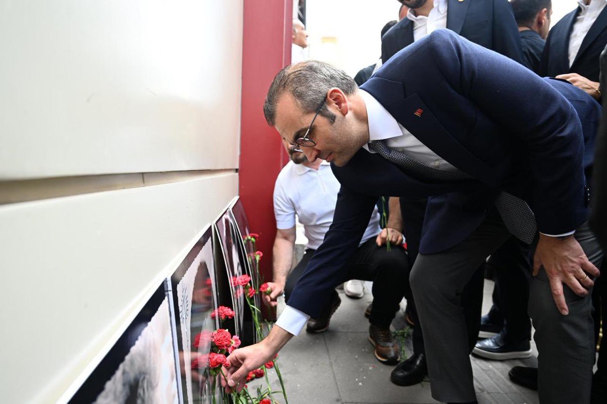 Huzur, zor olmamalı, değil mi?

Oysa bu güzel ülkenin huzurunun tam ortasından, ne derin ve ölümcül fay hatları geçti, geçiyor. Nice felaketler yaşadık, yaşıyoruz.

Bundan tam 32 yıl önce çok derin bir yara aldık. Sivas Katliamı’nda, 33 canımızın saatler boyunca, canlı yayında