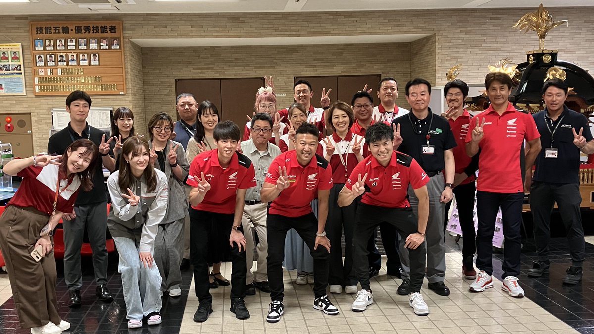 astemojp's tweet image. Astemo Pro Honda SI Racingのみなさんが
厚木サイトに訪問に来てくれました‼️✨
🎤トークショー&サイン会は大盛況🖊️
鈴鹿8耐に向けたマシンも展示🏍️🔥
みなさん大興奮のひとときでした😀
#AstemoProHondaSIRacing
@SIRacing17 @shin1_1207
@T_H2323 @ta_ku_to14
@animal_ruri0222