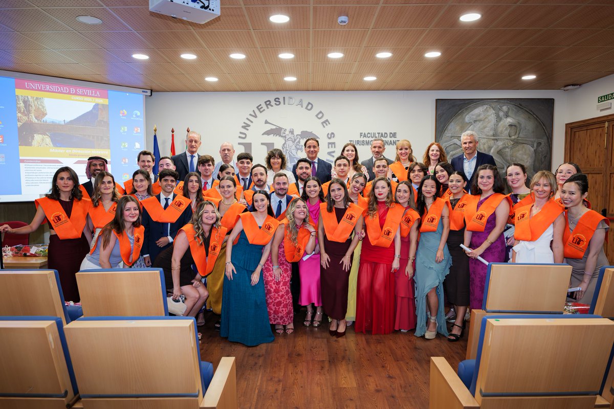 El pasado 18 de junio tuvo lugar la graduación de los alumnos del Máster en Dirección Hotelera en el salón de actos de nuestra Facultad. Enhorabuena a los nuevos graduados. Aquí tenéis vuestra casa para lo que necesitéis.