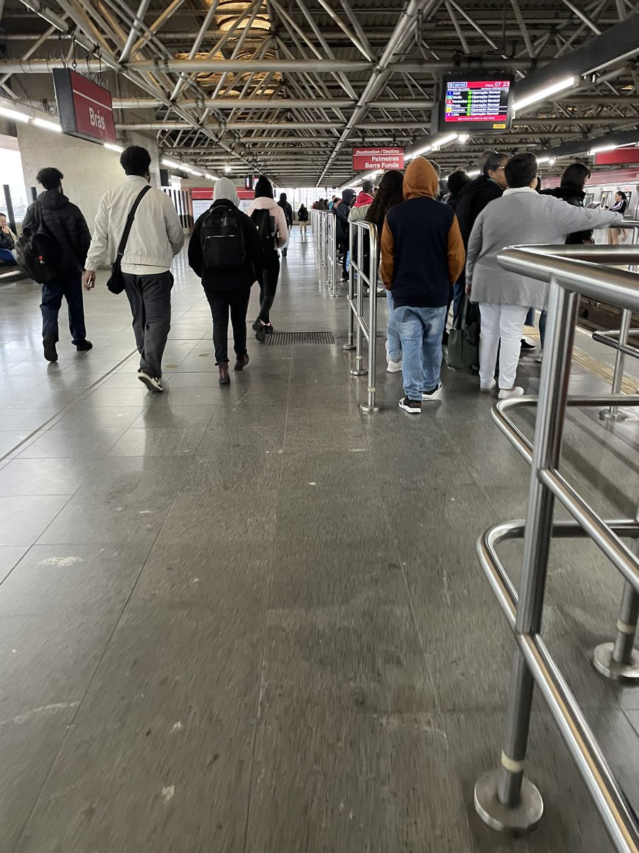 forevercody8's tweet photo. @DiariodaCPTM linha vermelha com problema. Uma composição foi esvaziada agora no bras. otima manha 👍🏻 https://t.co/lZmFviS9yw