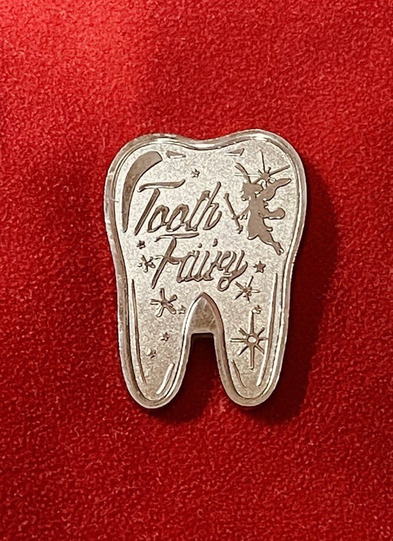 nontilt_poker's tweet photo. 🦷ノンティルト名鑑ですっ🦷

今回は@4003512 様！！！

プレイヤーネーム

「師匠（） 」← カッコまでが正式名称です！
__________________________________

🃏マイハンド🃏

「3As（スリーエーススーテッド）です！
　本名の語呂合わせなので、A3sはNGです！笑」
______

🏆入賞歴🏆

2025年
・MixPokerFes. NLH&PLO MIX：3位
・SPADIE 37th DeepStack：20位
・JOPT2025GF NL SuperHold’em：14位
・MASTERS S-1 MonsterStack：34位
・MASTERS S-1 NightStack：4位

2024年
・P1GP muta CUP：4位
・SPADIE 34th Closer：6位
・KK POKER LIVE TOKYO MegaStack：32位
＋小規模大会多数入賞！
___________________

🧠プレイヤーとして心がけていること🧠

「他プレイヤーさん＆ディーラーさんへのリスペクト
　そして何よりポーカーを楽しむこと！」
__________________________________

💭ポーカーについて💭

「チームピョコタン所属です！
大型トーナメントではまだ優勝がないので、ピョコタンから
“そろそろトロフィー取れよ！”と発破をかけられてます🔥年内に絶対取ります！！」
＿_________________________________

🦷最後に皆様へ🦷
「普段は歯医者をやってます🪥
歯の形をしたプロテクターを使ってるので、見かけたら気軽に声かけてください〜！」
___________________________________

語呂でハンドを決めるユーモア、
ピョコタン軍団としての誇り、
そして歯医者ならではのトレードマーク！

“師匠（）”の名に違わぬキャリアと人間味で、今後のフィールドをさらに盛り上げてくれるはずです！

この度はご協力いただき誠にありがとうございました🙇✨

#ポーカー
#poker
#全プレイヤーにスポットライト
#ノンティルト
#nontilt
#チームピョコタン