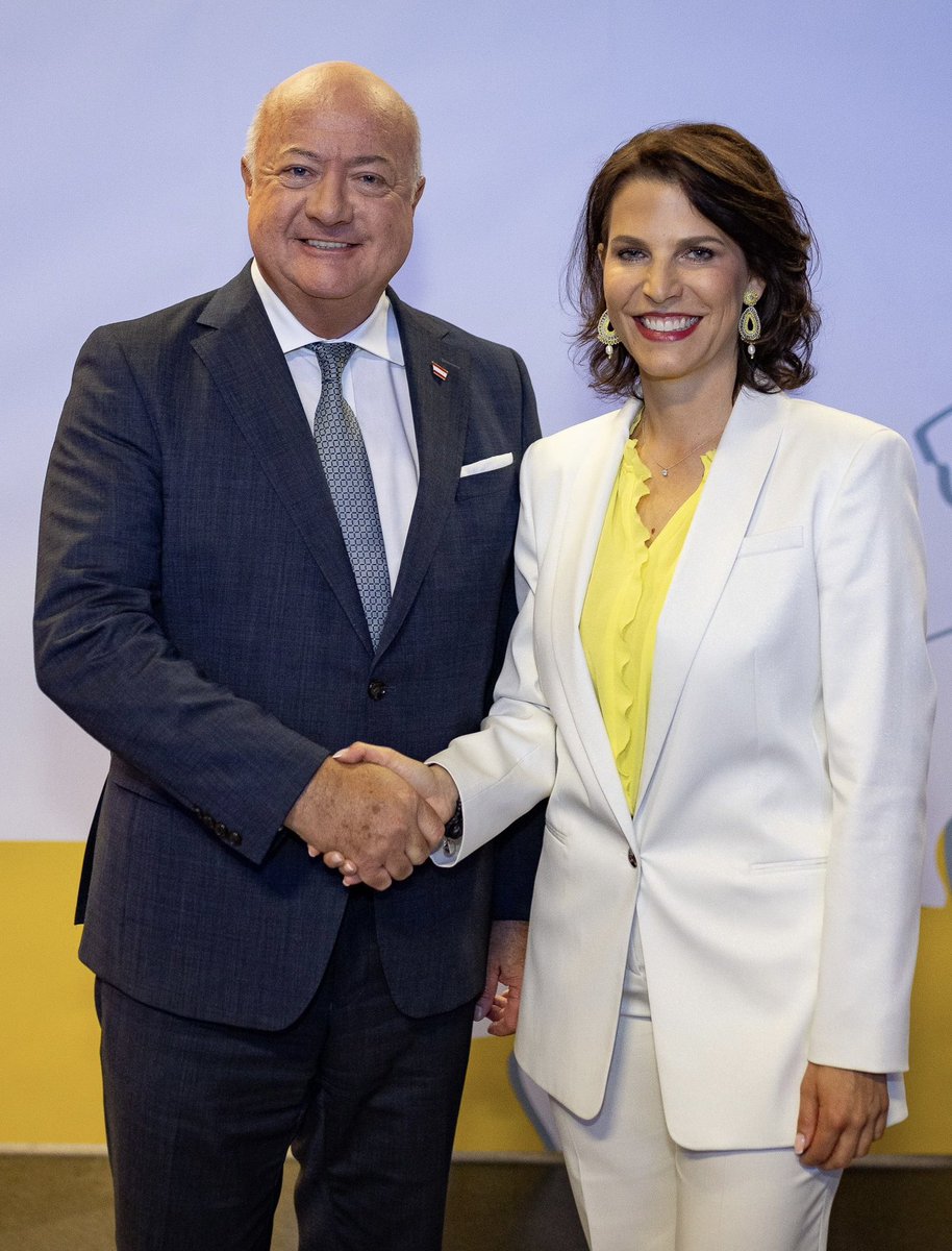 _CStocker's tweet image. Karoline Edtstadler steht als erfahrene Politikerin für Stabilität und Weitblick. Mit engagierter und kompetenter Arbeit hat sie ihre breitgefächerten Fähigkeiten immer wieder unter Beweis gestellt. Mit ihr an der Spitze ist die Zukunft Salzburgs in sehr guten Händen. Herzliche…