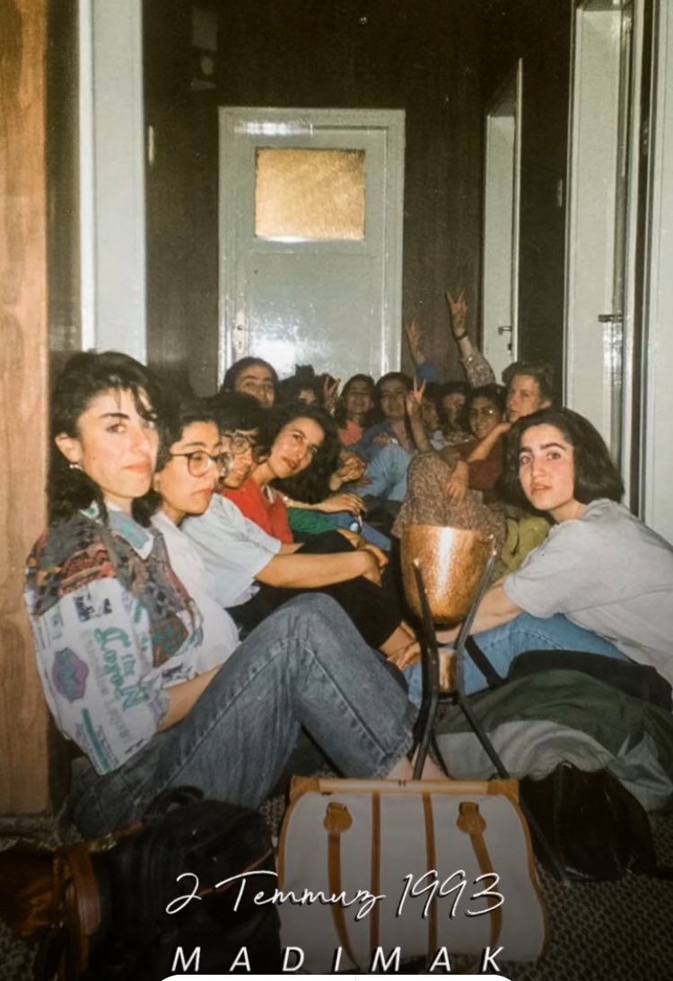 Gkomunleri5's tweet photo. 2 Temmuz 1993'te, Madımak'ta devletin faşist çeteler eliyle yaptığı saldırıda 33 kişi yakılarak katledildi. 

32 sene sonra bugün, faşist iktidar yine çeteleri meydanlara sürerek halklar arasında savaş ve katliam çağrılarına devam ediyor. 

Madımak'ı bir daha yaşamamak için örgütlü devrimci mücadelemizi büyütecek, katillerden hesap soracağız!

#unutMADIMAKlımda