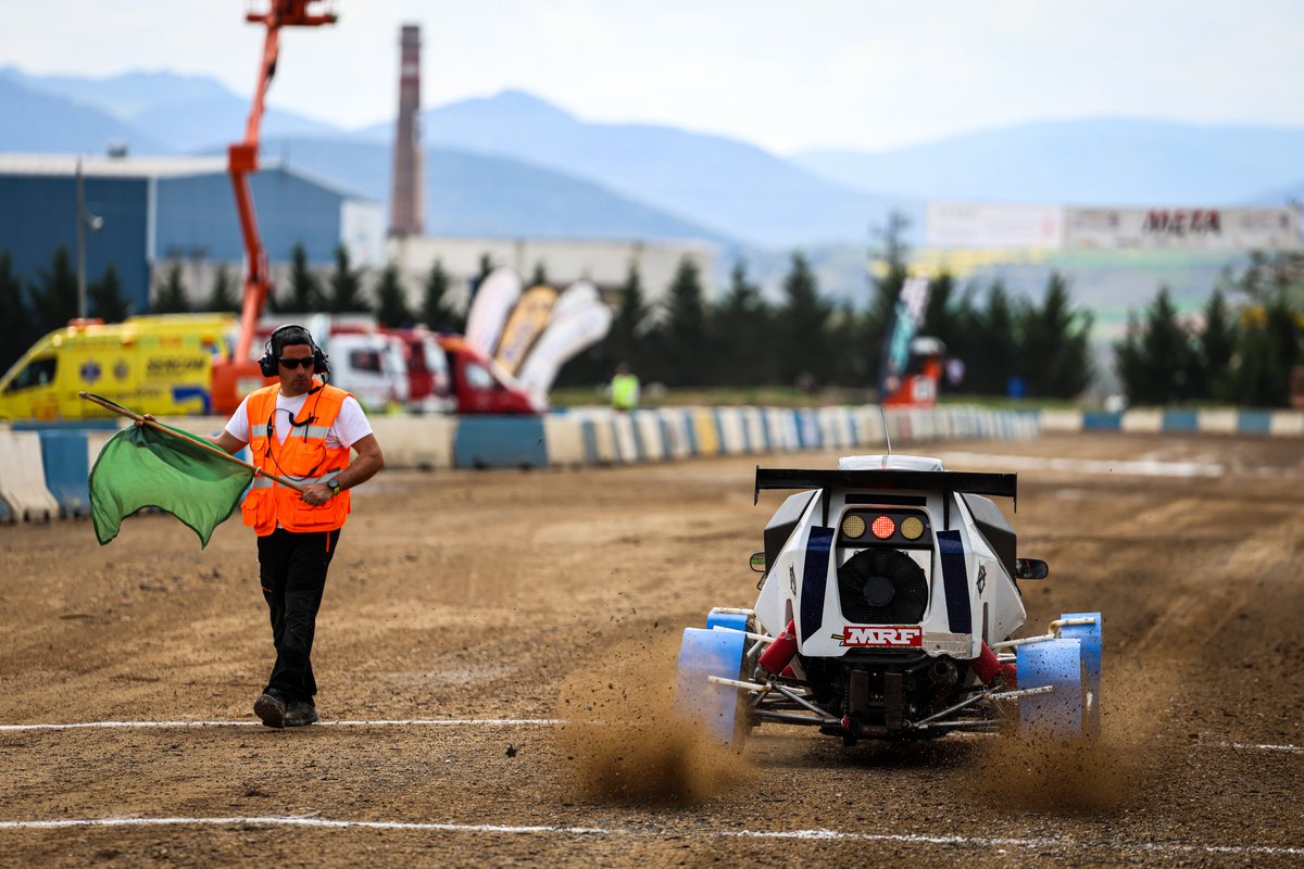 Gracias oficial ❤️

El trabajo y la experiencia de todas estas personas hace posible cada una de las pruebas del #CERXLoterías ✅
🙌👏
#GraciasOficial #CERX #Rallycross