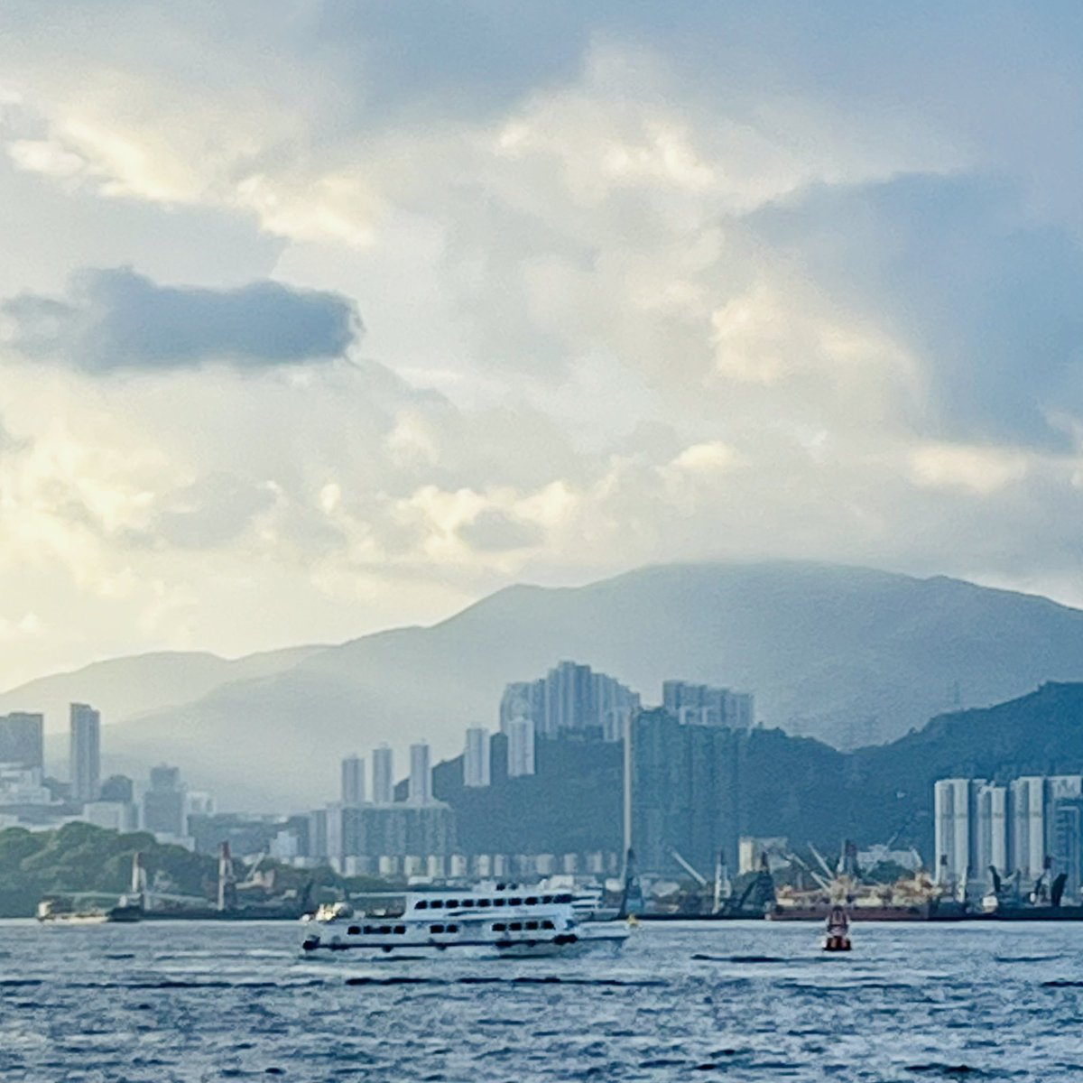 trailnesday's tweet photo. Sweaty but not too hot with the breeze #daily10k #HongKong https://t.co/UkQ0vZfG1K