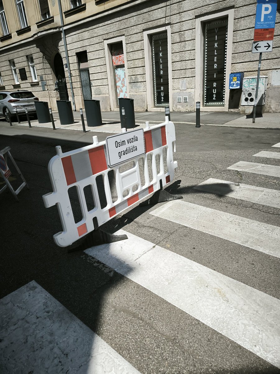 Već nekoliko dana na ulazu u Dalmatinsku znak da su radovi i da mogu samo vozila gradilišta i stanari.

Ne bi vjerovali koliko ima ljudi koji misle da se to ne odnosi na njihov auto...