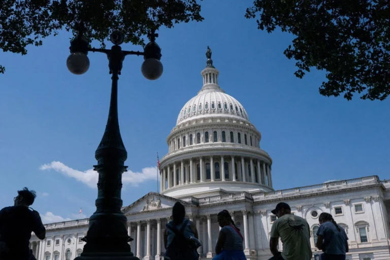 LatinTrends1's tweet image. Trump’s “Big Beautiful Bill” clears Senate ✅

Winners: emerging‑market currencies, gold &amp;amp; defense
Losers: U.S. dollar (−10%), long-term bonds

Big rotation underway—who’s ready to ride the wave?
latintrends.com/trumps-big-bea…

#TrumpBill #Markets #Investing #CurrencyShift