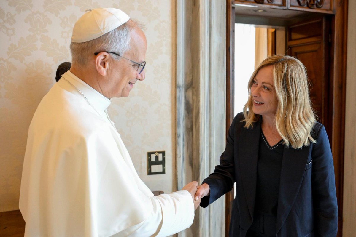 #PapaLeoneXIV riceve in udienza <a href="/GiorgiaMeloni/">Giorgia Meloni</a> 

(foto © Vatican Media)