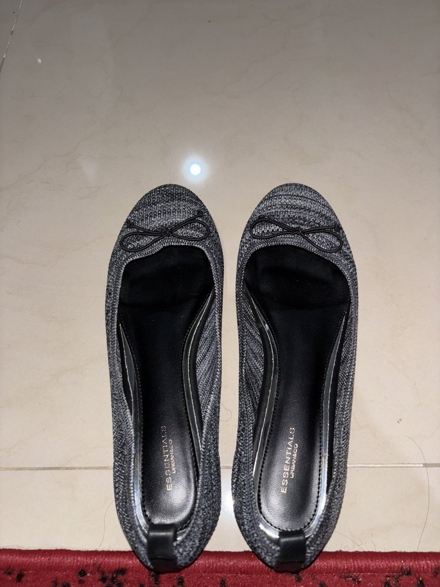 bellaindeh's tweet photo. Preloved flatshoes✨
100k
Size 39
2x pakai https://t.co/Gg5prDIfDO