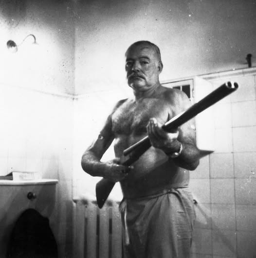 2 de julio de 1961. Es domingo y son las 7 de la mañana. #Hemingway había regresado el día antes de una terapia para revertir la tendencia que le había conducido a intentar suicidarse tres veces en el último año. Apenas despertó, tomó una de sus escopetas y se disparó en la boca.