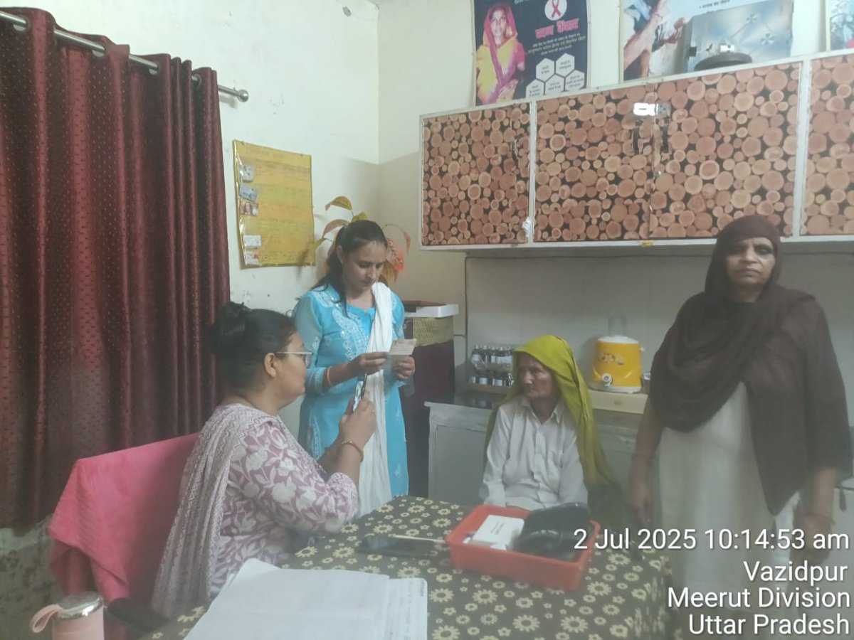 आज CHC बड़ौत द्वारा आयुष्मान आरोग्य मंदिर ग्राम बाज़ीदपुर में 70 वर्ष से अधिक उम्र के वरिष्ठ नागरिकों के लिए विशेष अभियान के अंतर्गत आयुष्मान कार्ड कैंप आयोजित कर आयुष्मान वय वंदना कार्ड बनाये गये। कैंप में चिकित्सा अधीक्षक ड़ॉ विजय कुमार एवं BPM श्री सचिन कुमार ने प्रतिभाग किया.