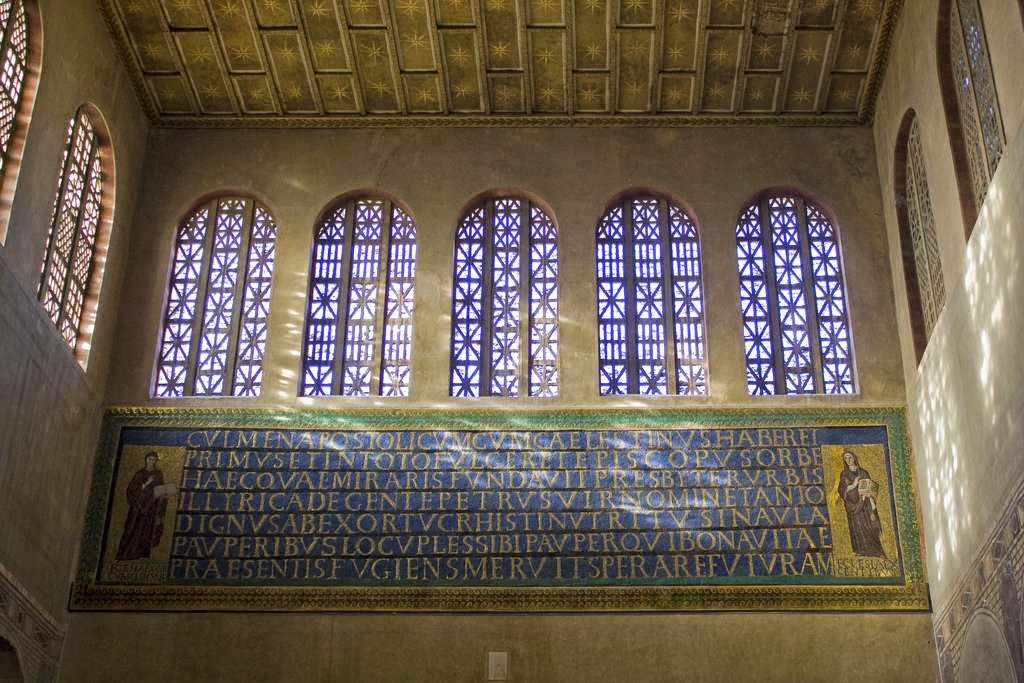 romamedieval's tweet image. Mosaico con la inscripción bajo las ventanas de la fachada en Santa Sabina. Roma. Menciona como fundador al presbítero Pedro, de la Dalmacia o Iliria, que la habría construido durante el pontificado de Celestino. Probablemente la iglesia fue completada por Sixto III (432-440)