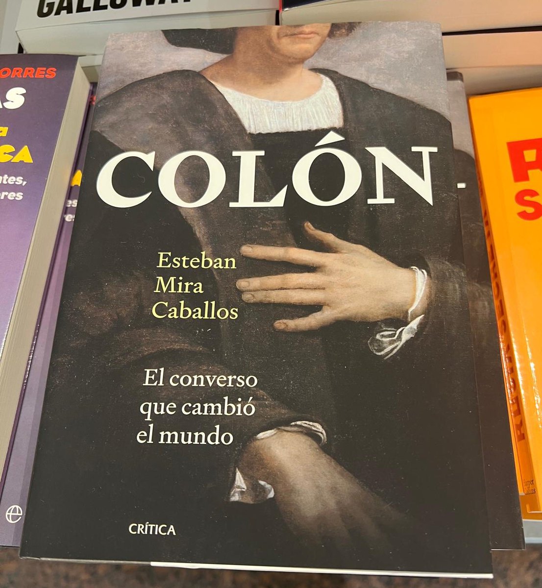 El mérito de Colón no fue concebir ese proyecto plagado de errores, y que además no era suyo, sino superar todos los miedos, todas las reticencias y embarcarse rumbo a lo desconocido, rompiendo las fronteras del mundo y regresar para contarlo. (Esteban Mira. Colón. Crítica, 2025)