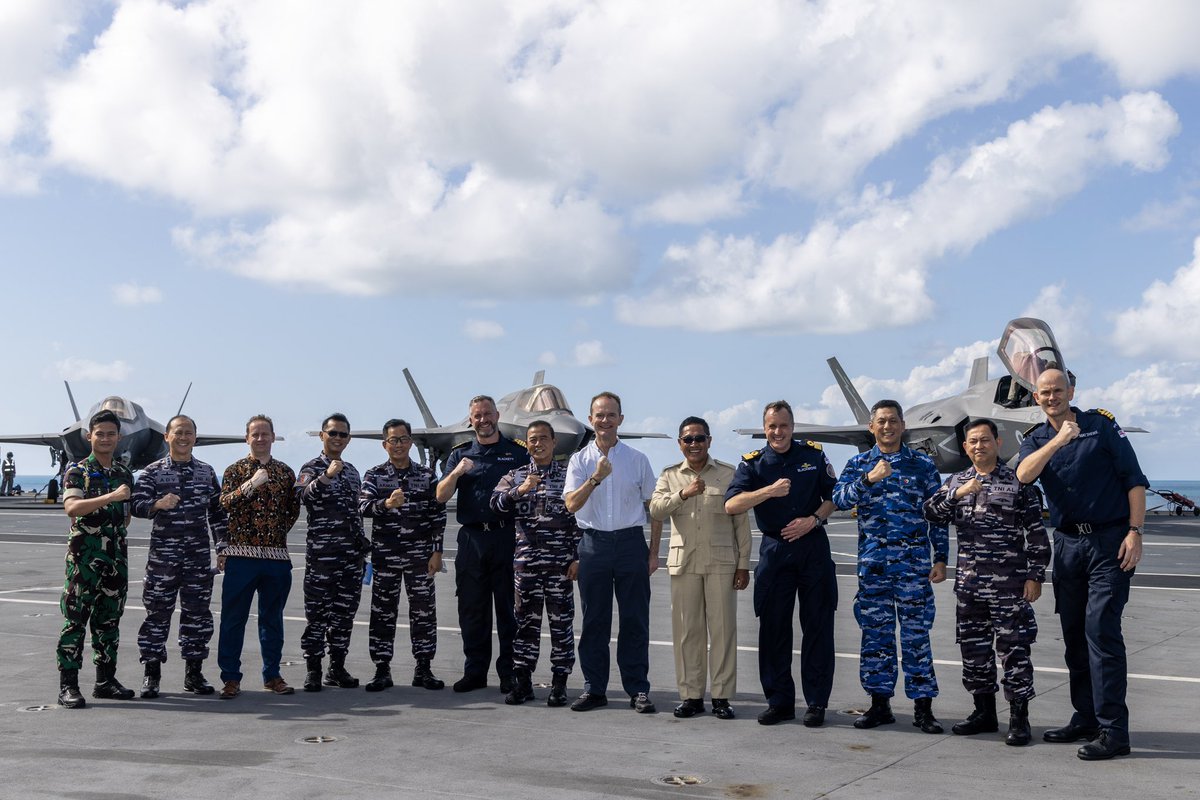 COMUKCSG's tweet image. Following a special port visit to Jakarta by #CSG25 ships 🇬🇧 🇪🇸 🇳🇿, it was a privilege to host the Indonesian Deputy Minister of Defence and His Excellency, Dominic Jeremy on @HMSPWLS as part of #OpHighmast

Strengthening maritime partnerships 🇬🇧~ 🇮🇩🤝
