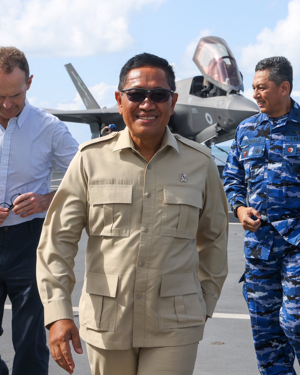COMUKCSG's tweet image. Following a special port visit to Jakarta by #CSG25 ships 🇬🇧 🇪🇸 🇳🇿, it was a privilege to host the Indonesian Deputy Minister of Defence and His Excellency, Dominic Jeremy on @HMSPWLS as part of #OpHighmast

Strengthening maritime partnerships 🇬🇧~ 🇮🇩🤝
