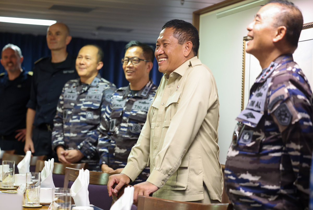 COMUKCSG's tweet image. Following a special port visit to Jakarta by #CSG25 ships 🇬🇧 🇪🇸 🇳🇿, it was a privilege to host the Indonesian Deputy Minister of Defence and His Excellency, Dominic Jeremy on @HMSPWLS as part of #OpHighmast

Strengthening maritime partnerships 🇬🇧~ 🇮🇩🤝