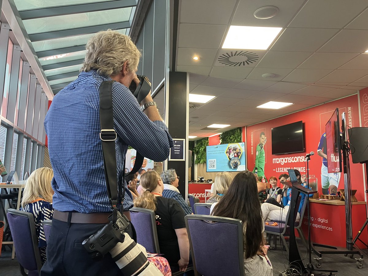 Catrin Edwards, Cyfarwyddwr Ymddiriedolaeth Gofalwyr Cymru, yn agor ein sesiwn panel yn #gofod3 yma yn Stadiwm Dinas Caerdydd. Ein nod y bore yma yw dangos pa mor hyblyg yw cronfa'r Cynllun Seibiannau Byr! #sectorgwirfoddol #cynllunseibiannaubyr