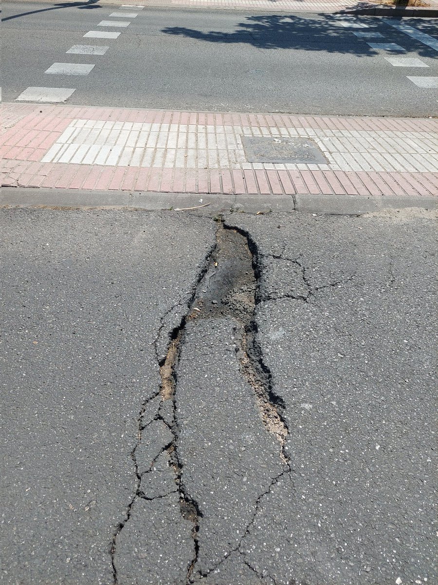 rojoesgray's tweet photo. @Lineamadrid quiero notificar de un incidente en el firme del asfalto que podría causar un accidente grave para un motorista. Está en la Avenida de Canillejas a Vicálvaro con la Calle Toscana, justo en el paso de cebra, al lado de la marquesina del bus. Adjunto foto. https://t.co/vtTU13GuPb