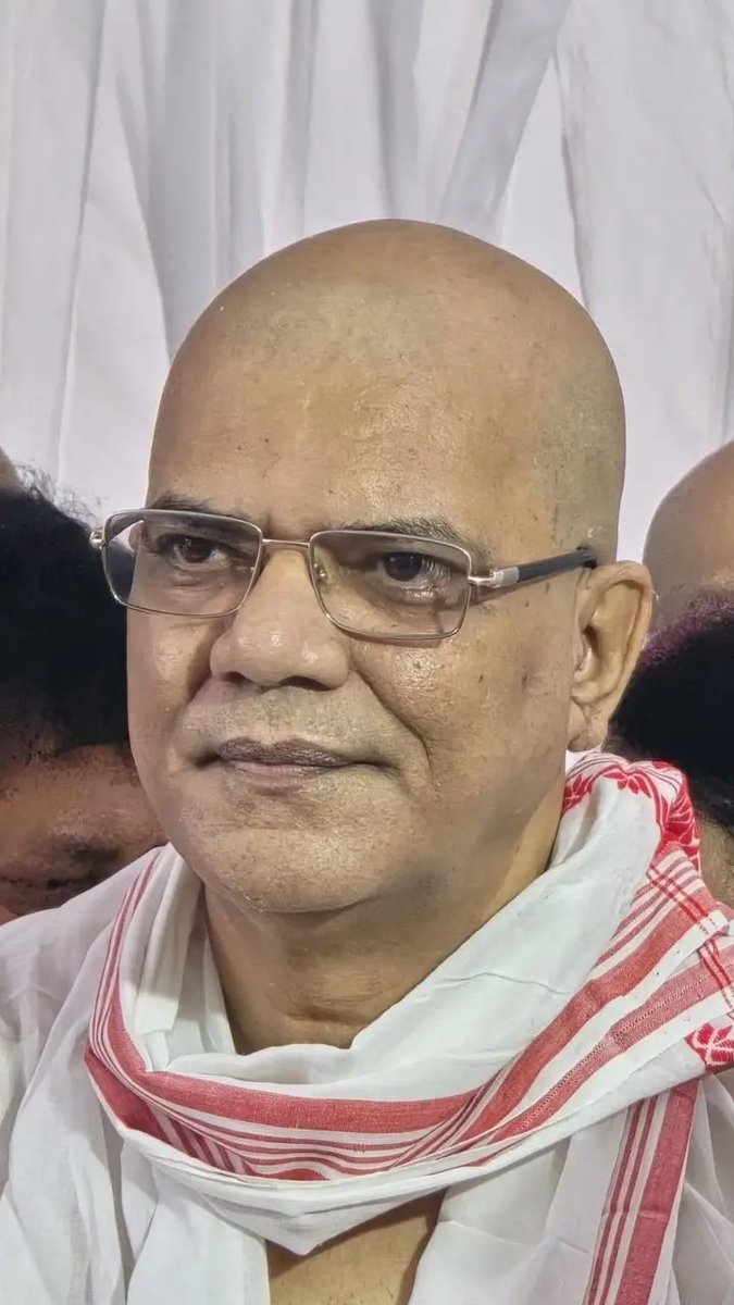 SamiranS111's tweet photo. চিনাকি মুখ, অচিনাকি ৰূপ৷ সদ্য প্ৰয়াত মাতৃৰ দহা-কৰ্মত ব্যস্ত আছুৰ মুখ্য উপদেষ্টা ড° সমুজ্জ্বল কুমাৰ ভট্টাচাৰ্য৷ https://t.co/1giQPCyk0S