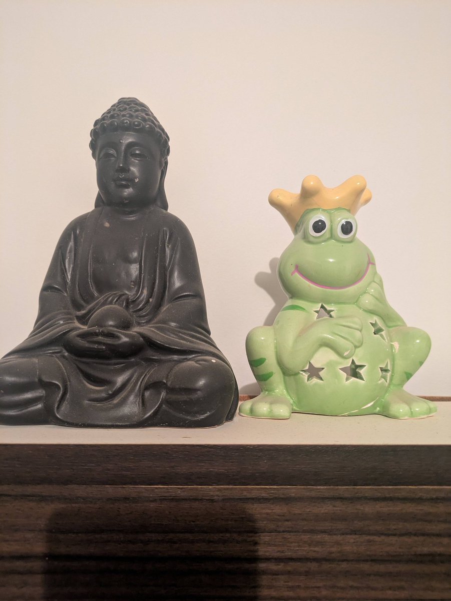 Daemonius_'s tweet image. Who is this random next to king frog 🙏🙏