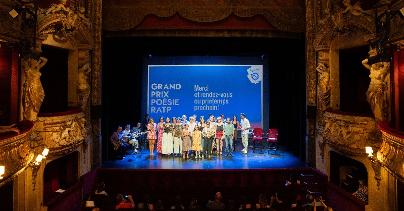 RATPgroup's tweet photo. [#GrandPrixPoésie #RATP] Hier au Théâtre de la Renaissance s’est tenue la remise des prix de notre concours de poésie, animée par @mistermichalik, président du jury 2025.
👏 Félicitations aux 11 lauréats dont les poèmes seront affichés tout l’été dans nos espaces métro et RER !