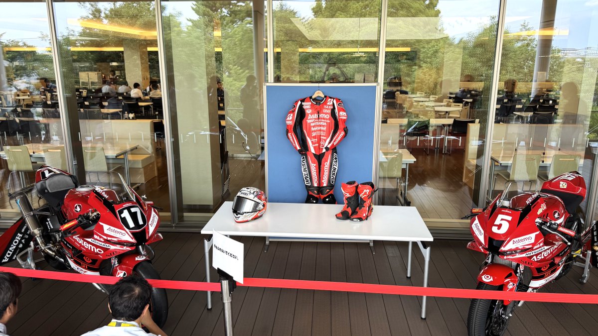 astemojp's tweet image. Astemo Pro Honda SI Racingのみなさんが
厚木サイトに訪問に来てくれました‼️✨
🎤トークショー&サイン会は大盛況🖊️
鈴鹿8耐に向けたマシンも展示🏍️🔥
みなさん大興奮のひとときでした😀
#AstemoProHondaSIRacing
@SIRacing17 @shin1_1207
@T_H2323 @ta_ku_to14
@animal_ruri0222