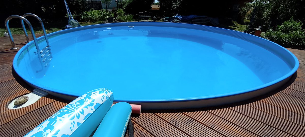 FlauschigeNudel's tweet image. Es gibt nichts besseres als bei der Hitze Mittag von der Arbeit nach Hause zu fahren, kurz in Pool zu hüpfen und dann wieder zur Arbeit zurück