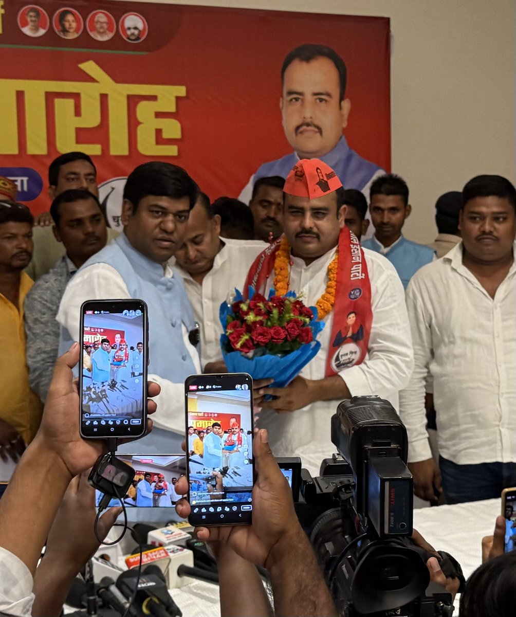 NumanMishra's tweet photo. नीतीश कुमार के करीबी #vijaychoudhary की फील्डिंग सेट हो गई है।
नाम याद रखिएगा - #KunalKumar पत्रकार से बने नेता https://t.co/DkYuLnGtJM