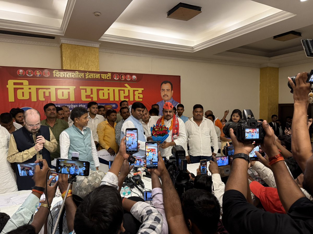NumanMishra's tweet photo. नीतीश कुमार के करीबी #vijaychoudhary की फील्डिंग सेट हो गई है।
नाम याद रखिएगा - #KunalKumar पत्रकार से बने नेता https://t.co/DkYuLnGtJM
