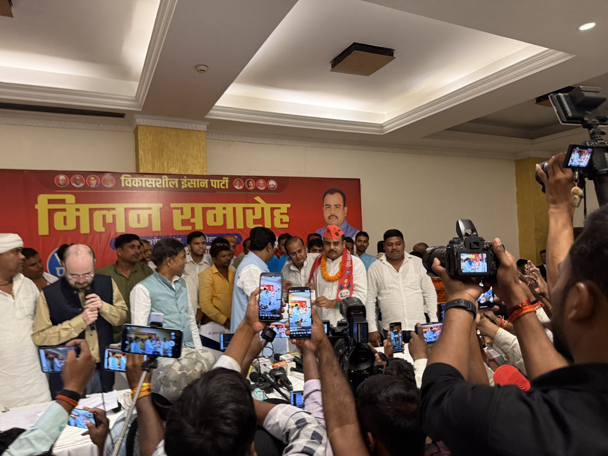 NumanMishra's tweet photo. नीतीश कुमार के करीबी #vijaychoudhary की फील्डिंग सेट हो गई है।
नाम याद रखिएगा - #KunalKumar पत्रकार से बने नेता https://t.co/DkYuLnGtJM