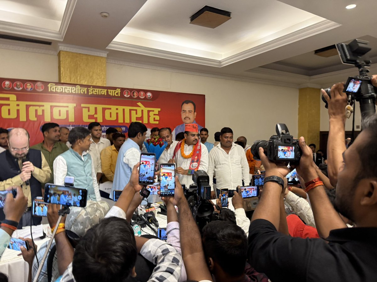 NumanMishra's tweet photo. नीतीश कुमार के करीबी #vijaychoudhary की फील्डिंग सेट हो गई है।
नाम याद रखिएगा - #KunalKumar पत्रकार से बने नेता https://t.co/DkYuLnGtJM