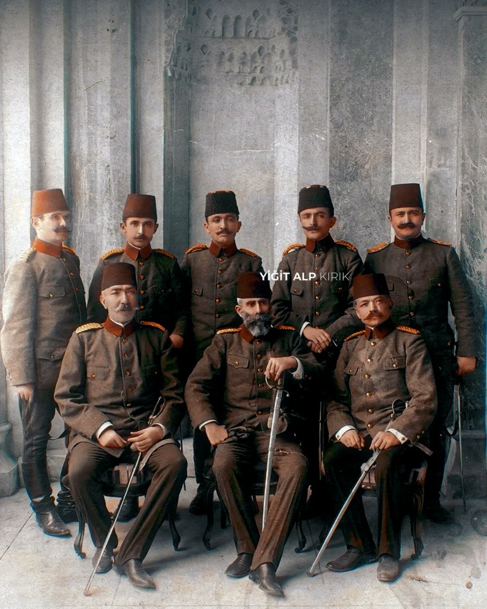 neifeless's tweet image. Hareket Ordusu kumanda heyetinden bir grup. Önde ortada Mahmut Şevket Paşa, solunda Hüseyin Hüsnü Paşa, sağında Ali Rıza Paşa, arkada solda Ahmet Sedat Bey, İsmet Bey, Hafız Hakkı Bey ve Enver Bey. 1909.