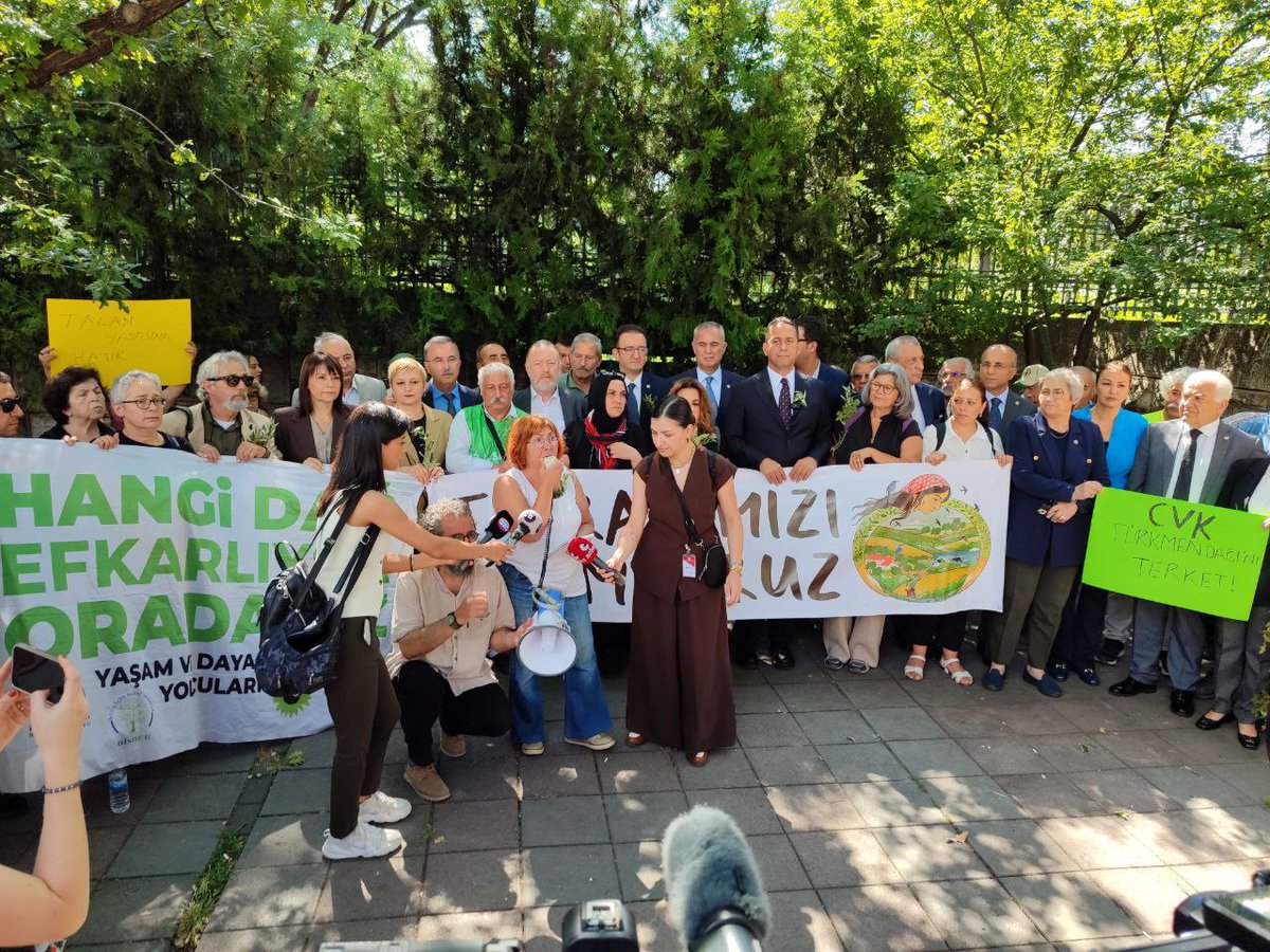 Mera, zeytinlik ve SİT alanlarının şirketlere peşkeş çekilmesine olanak tanıyan Kanun Teklifine karşı eylem yapan 100’ü aşkın çevre örgütünün temsilcileri TBMM önünde yaptıkları açıklamadan sonra Meclis Grubumuzu ziyaret etti.    

Doğanın rant uğruna talan edilmesine karşı