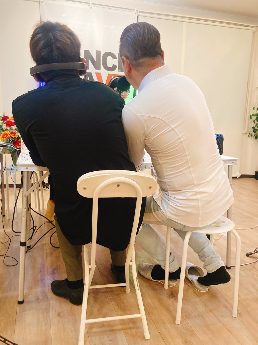 1つのマイクをシェアするダブルMCのお背中