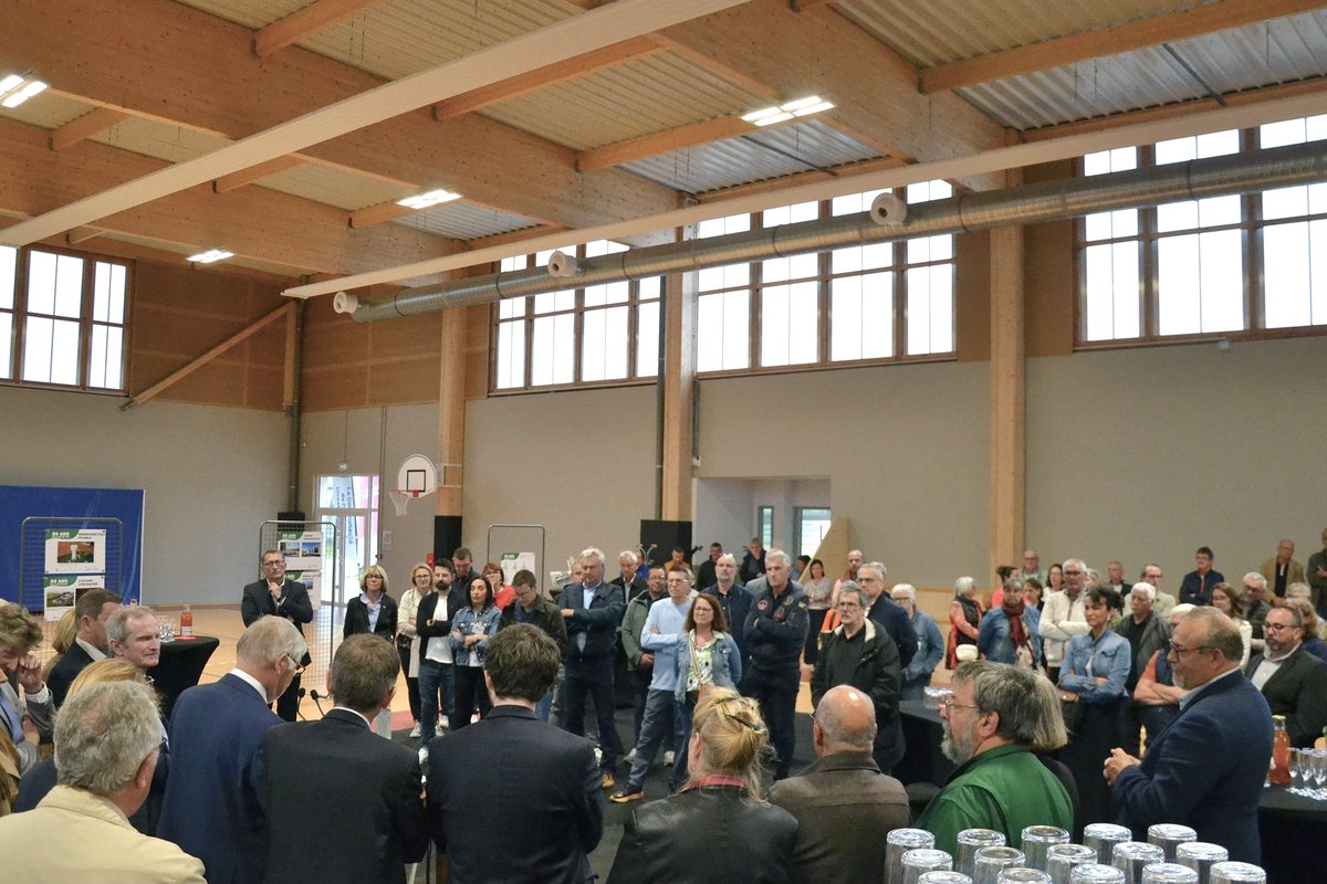 📍 Inauguration du nouveau gymnase de l’Enclos. Un équipement attendu, au service des jeunes, du sport et du territoire.
👏 à la Com de Com Val de Somme et à tous ceux qui ont rendu ce projet possible.
La région <a href="/hautsdefrance/">Région Hauts-de-France</a> est fière d’y avoir contribué à hauteur de 200 000 €
