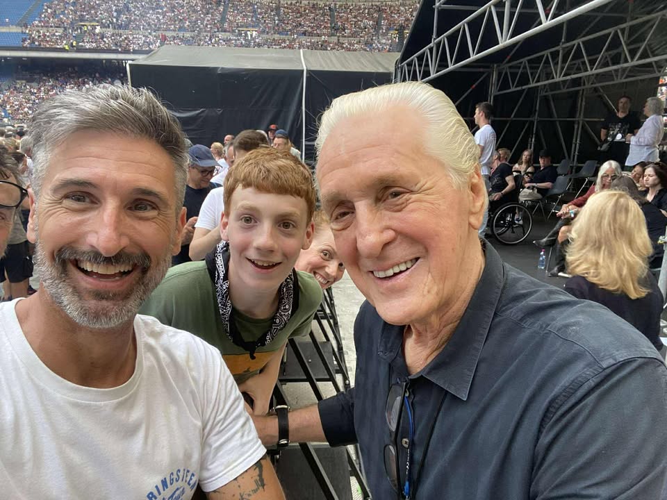 "Ciao ragazzi, l'altra sera ero a San Siro e vedere il concerto del "Boss", Bruce Springsteen. Tra gli 80.000 presenti c'erano una marea di vip, tra cui Edward Norton, Bradley Cooper, Olivia Wilde, Benedict Cumberbatch, sommersi dai curiosi che volevano una foto.
Poi c'era lui.