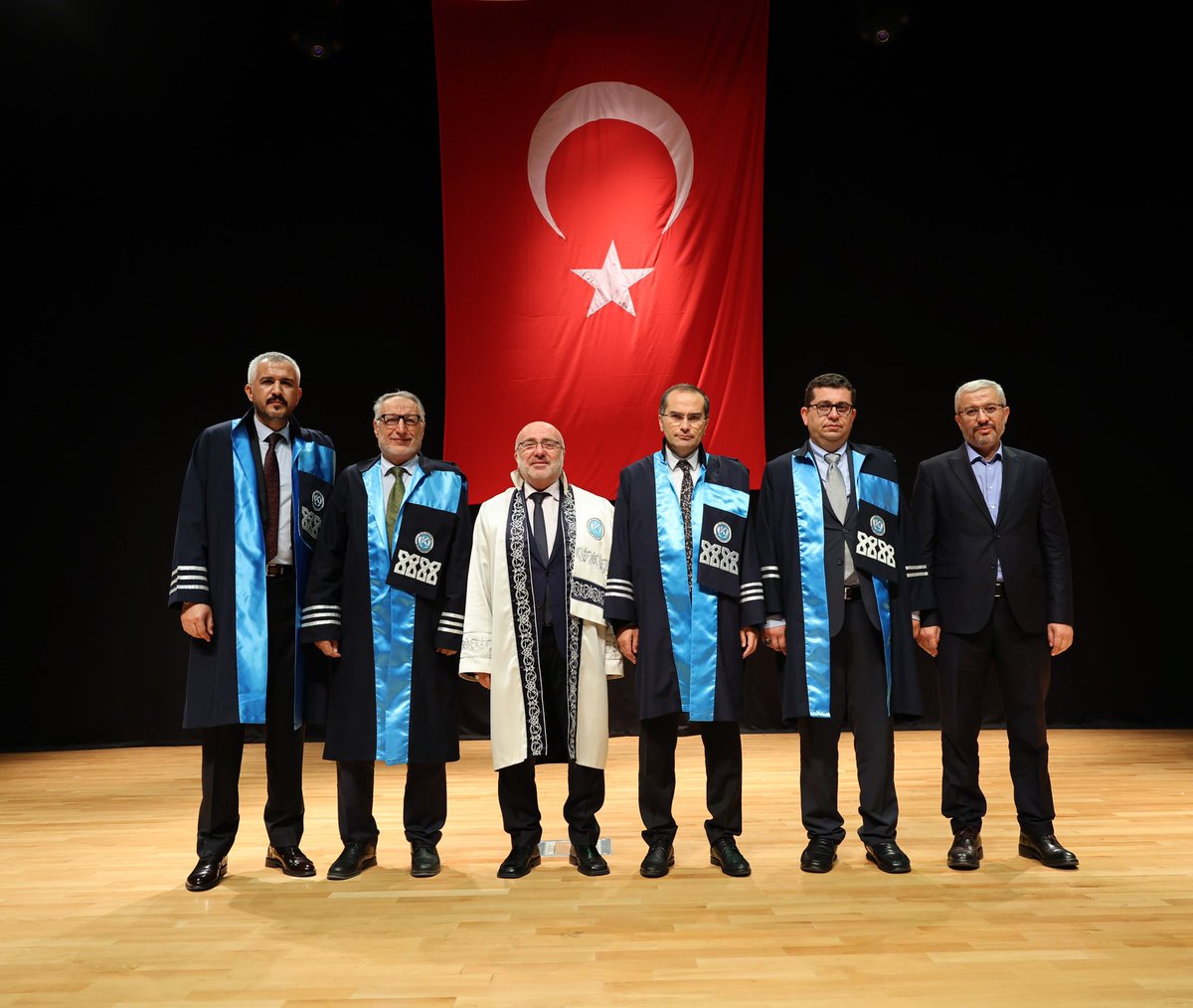 Üniversitemiz Uygulamalı Bilimler Fakültemizin [<a href="/UBF38KAYU/">KAYÜ Uygulamalı Bilimler Fakültesi</a>] Mezuniyet ve Şed Kuşanma Törenine katıldık. Mezunlarımıza bir ömür boyu sağlıklı, mutlu ve hayırlı bir hayat diliyorum.🇹🇷

Biz bir ve beraber olarak tüm öğrencilerimiz, mezunlarımız, akademik ve idari personelimiz ve