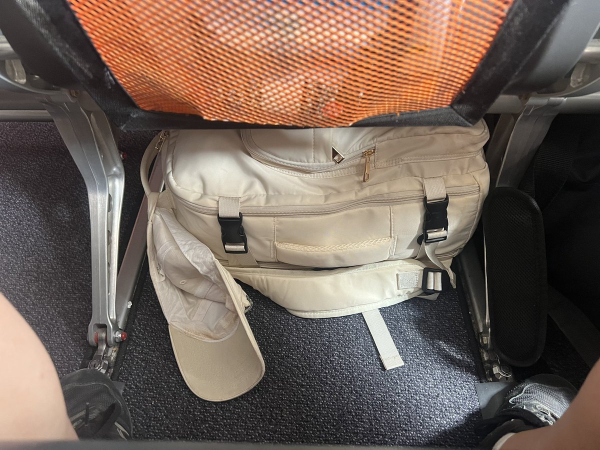 chstlr__'s tweet photo. bonjour @easyJet c’est normal de payer un supplément bagage pour un sac qui rentre sous un siège ? vous avez pensé à mesurer le dessous de vos sièges et les faire en adéquation avec les cases de mesure aux portes d’embarquement ? https://t.co/m9ZoX6GR6D