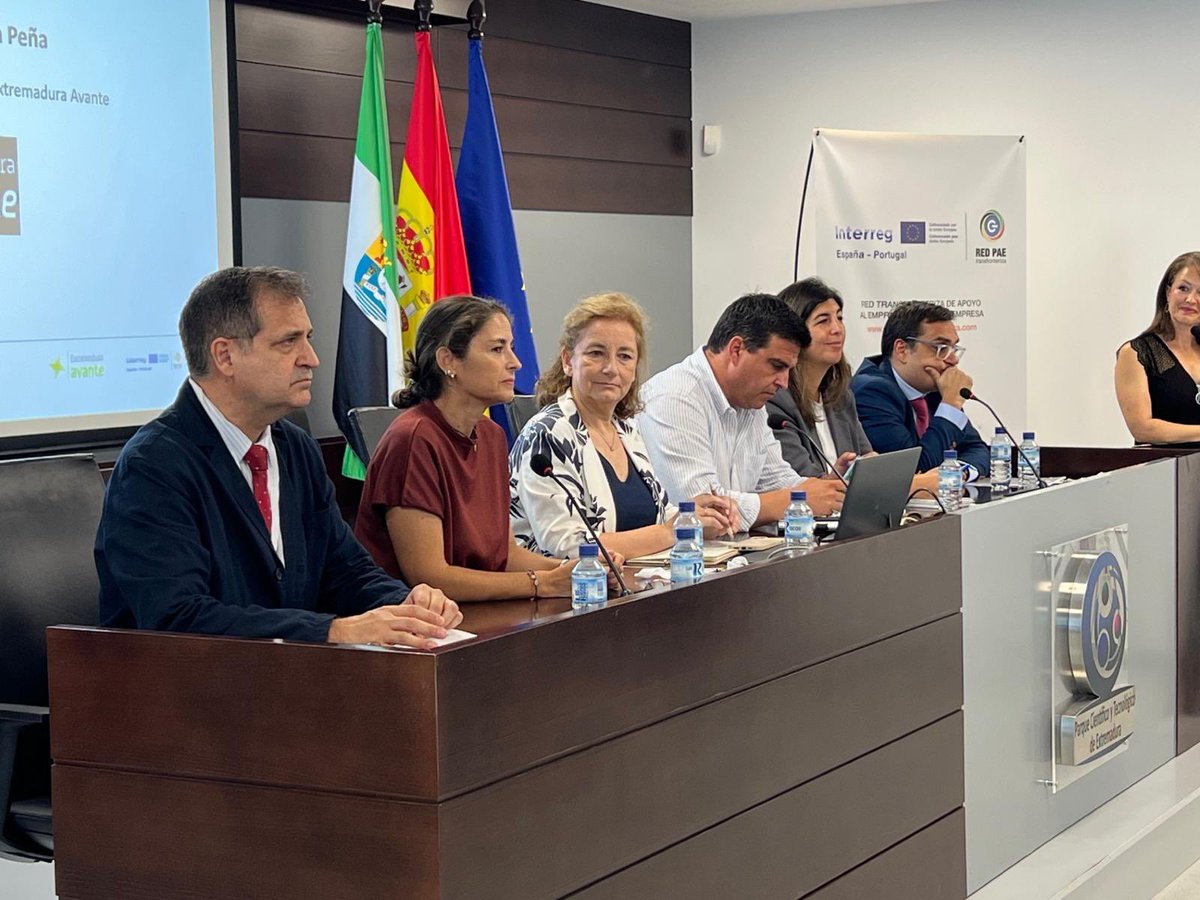 jafolgadof's tweet photo. Inaugurado el Curso de Verano de la Uex “Crecimiento empresarial: Oportunidades y claves para negocios transfronterizos”
Plazas agotadas. info@unex.es
Gracias a Amparo Casablanca (Avante), Sol Giralt (Ayto Badajoz), Luis Roshina (Ayto Campomaior) y Mercedes Macías (UEx) #UEx https://t.co/V4BmHuC6vJ