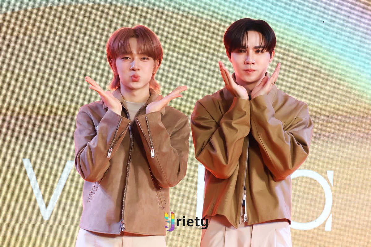 Yriety's tweet photo. รีแคปแบบรูป 3 ท่าสุดน่ารักสุดจึ้ง! จากสองหนุ่ม " ซี-นุนิว " #ZeeNuNew เหล่าแม่ ๆ ซนซนชอบท่าไหนกันบ้างคะ ส่วนพี่วายชอบทุกท่าเลยค่ะเพราะพี่ซีน้องนิวทำอะไรก็น่ารักหมดอยู่แล้ว 😝💕

#divanaxZeeNuNew
#ZeeNuNew #ZeePruk #NuNew
#ZonZonsScent #scentedbydivana
#divana #ThePowerOfSunrise
#Yriety