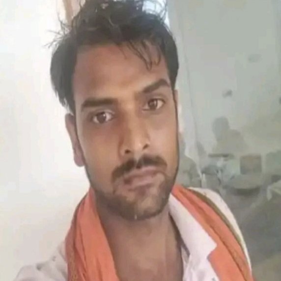 Vishal_aawaj's tweet photo. ब्राह्मण होना प्रद्युमन मिश्रा का अपराध था ?

बिहार के शेखपुरा में 'जाति सर्टिफिकेट' से थानाध्यक्ष बने प्रवीण चंद दिवाकर ने ड्राइवर 'प्रद्युमन कुमार' की जाति पूछी !

प्रदुम्न में अपने नाम में जैसे ही मिश्रा जोड़ा

तो थानेदार ने कहा -  ब्राह्मण हो ?

ब्राह्मण को मैं देखना नहीं चाहता फिर क्या था ..

थानाध्यक्ष ने 'मिश्रा जी' की ताबड़तोड़ पिटाई की और थूक चटवाने के बाद भगा दिया.

मामला एसपी साहब के संज्ञान में पहुंचा फिर जांच शुरू हुई !

जांच में आरोपी थानाध्यक्ष दोषी पाया गया . खबर है की थानाध्यक्ष को सस्पेंड कर दिया गया है..

बहरहाल खेद इस बात का है की - 

प्रद्युम्न मिश्रा को सजा सिर्फ इसलिए मिला की वो ब्राह्मण था !