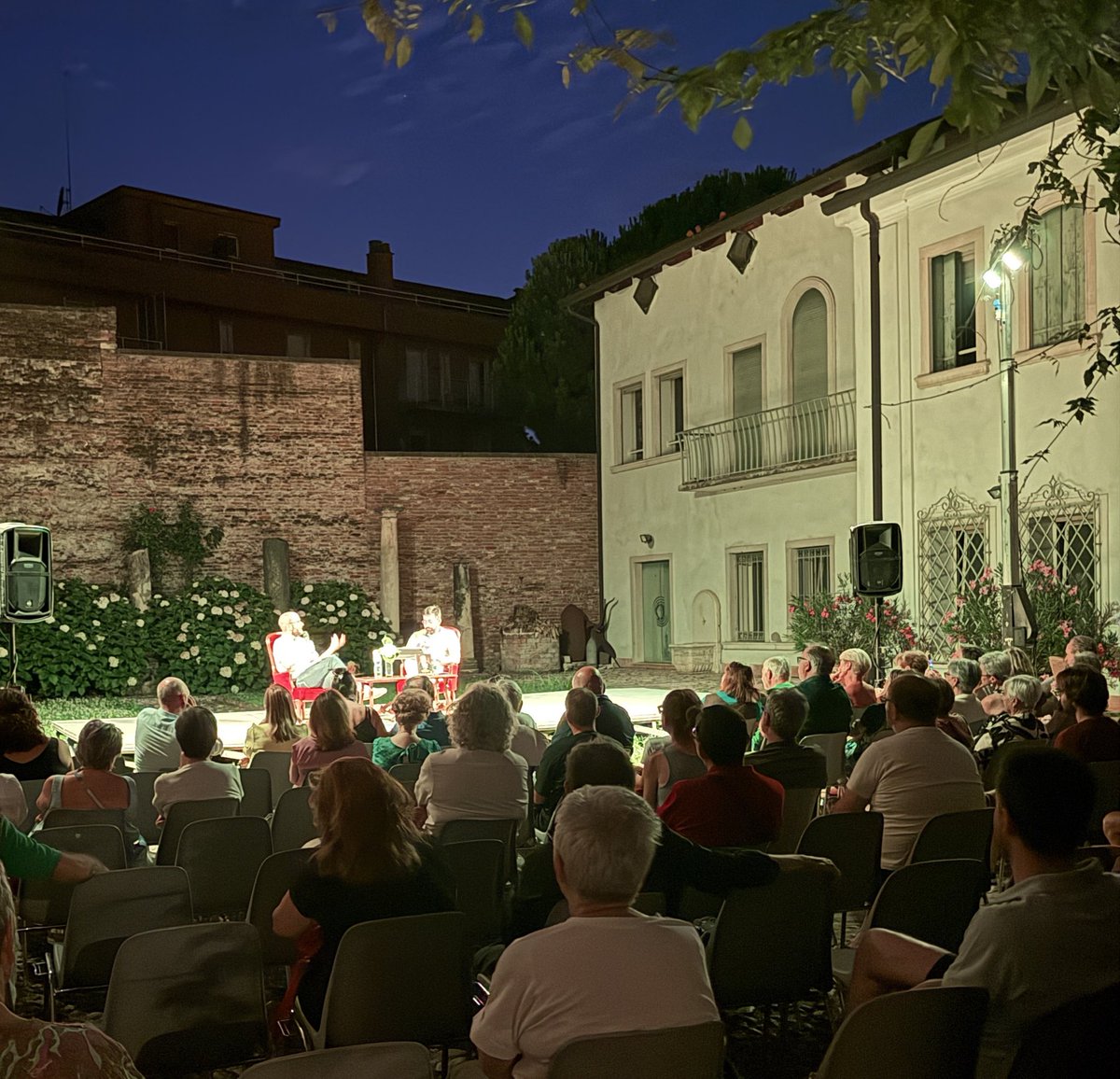 MonsalveErnesto's tweet photo. Extraordinaria e inolvidable presentación de #Salieri en su versión italiana @EdizioniAres en @ComuneLegnago , la ciudad en que el maestro nació hace 275 años, y frente al arco de la puerta de su Casa 🏠 Grazzie #MuseoFioroni @uniruniversidad 🙏 https://t.co/WEkyoikVlF