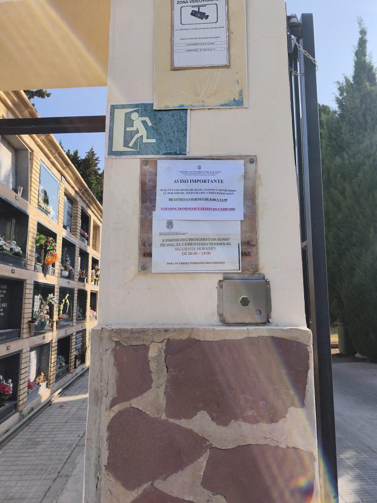 🔴Última hora | 
Nueva normativa celestial.

En Alicante solo te puedes morir de lunes a viernes y en horario de oficina. 

El cementerio puede cerrar el fin de semana y festivos por falta de personal.

Gracias a PP y VOX hasta la muerte tiene recortes y 
burocracia🪦

Alucinante