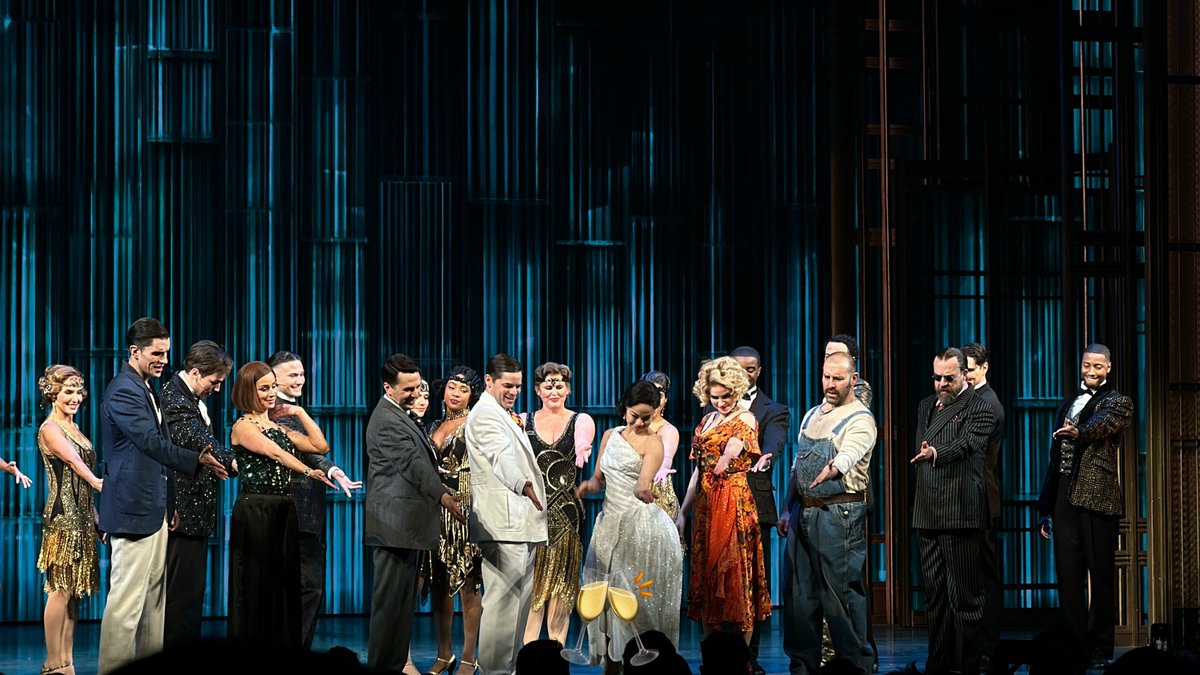 지난 겨울, 브로드웨이에서 보고 첫눈에 반했던 위대한 개츠비!! 서울 프로덕션으로 찾아온다니 벌써부터 설레고 기대가 됩니다🥰😆 그 시작을 함께하는 퍼스트룩 쇼케이스에도 꼭 함께하고 싶어요🥹🍾
#뮤지컬위대한개츠비 #TheGreatGatsby