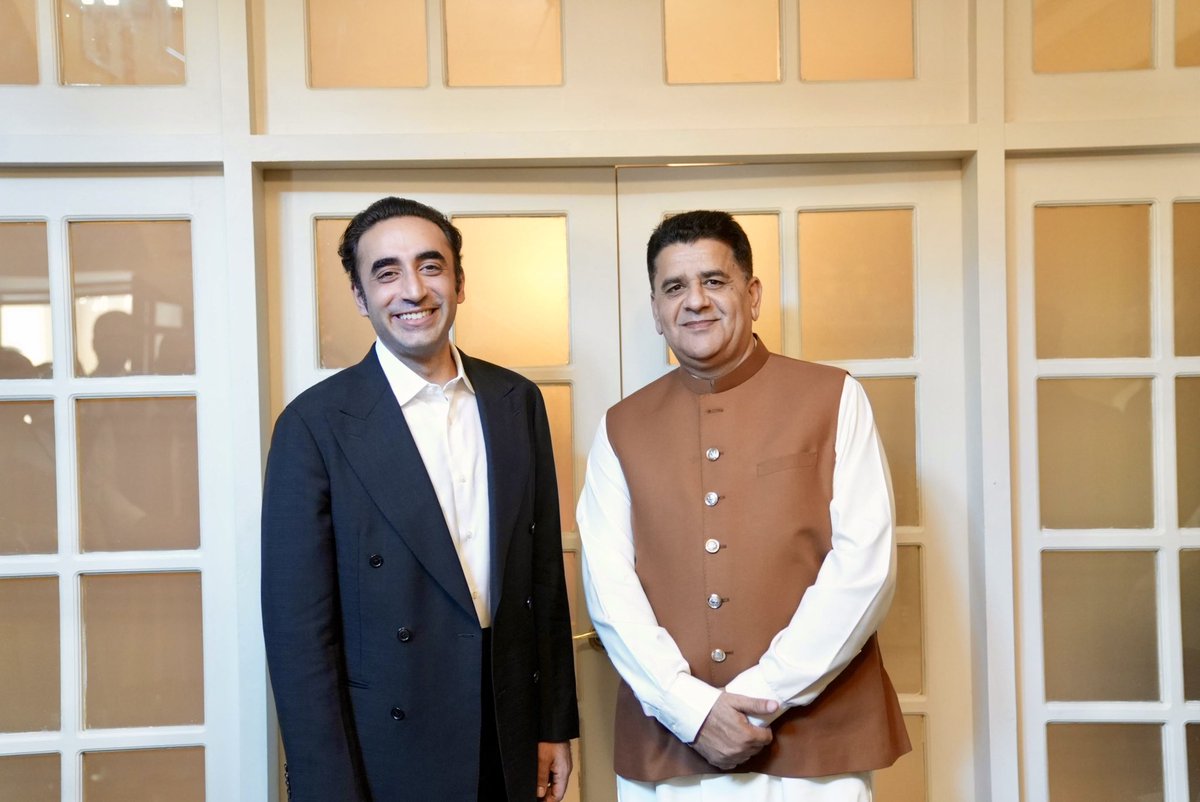Sardar0mer's tweet photo. Jiye Bhutto ✊🏼
The flame that Zulfiqar lit, the vision Benazir carried — now marches forward under Chairman @BBhuttoZardari.
A party of the people. A future for the republic.
From Kashmir to Karachi — the mission is justice, equality, and prosperity.
#PPP #JiyeBhutto #BilawalBhuttoZardari #ChunoSochnayWaleKo

📸 Historic unity. Unshakable resolve.