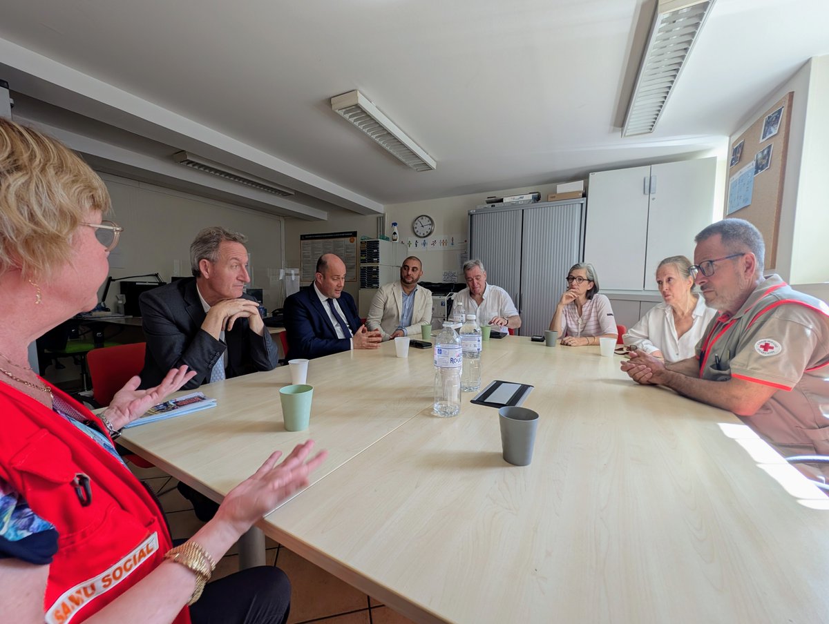 #Canicule | Dans le cadre de la mobilisation contre la canicule, le préfet des Yvelines s'est rendu ce matin au centre social Croix-Rouge de Sartrouville, accompagné du préfet pour l'égalité des chances. 
Ce centre accueille jusqu'à 250 personnes chaque semaine et propose