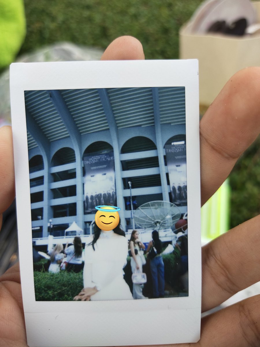 prikkapark's tweet photo. รีวิวโพลารอยด์ของ #TDS3 "ส่วนนึง" ที่เราถ่ายเองกับมือค่ะ
ยินดีมากที่ได้ถ่ายรูปพวกนี้ให้ทุกคน 🥹💚✨️ ขอบคุณที่เลือกถ่ายรูปกับเราน้า
2 ใบแรก โซน A มีตึกเห็นป้ายเยอะ
2 ใบล่าง โซน B เห็นราชมังเป็นสโลป
ชอบแบบไหน กดกรอกมาในฟอร์มได้เลยน้าา ว่างเฉพาะวันเสาร์คับ
#THEDREAMSHOW4_in_BKK https://t.co/K2WCMvftOt