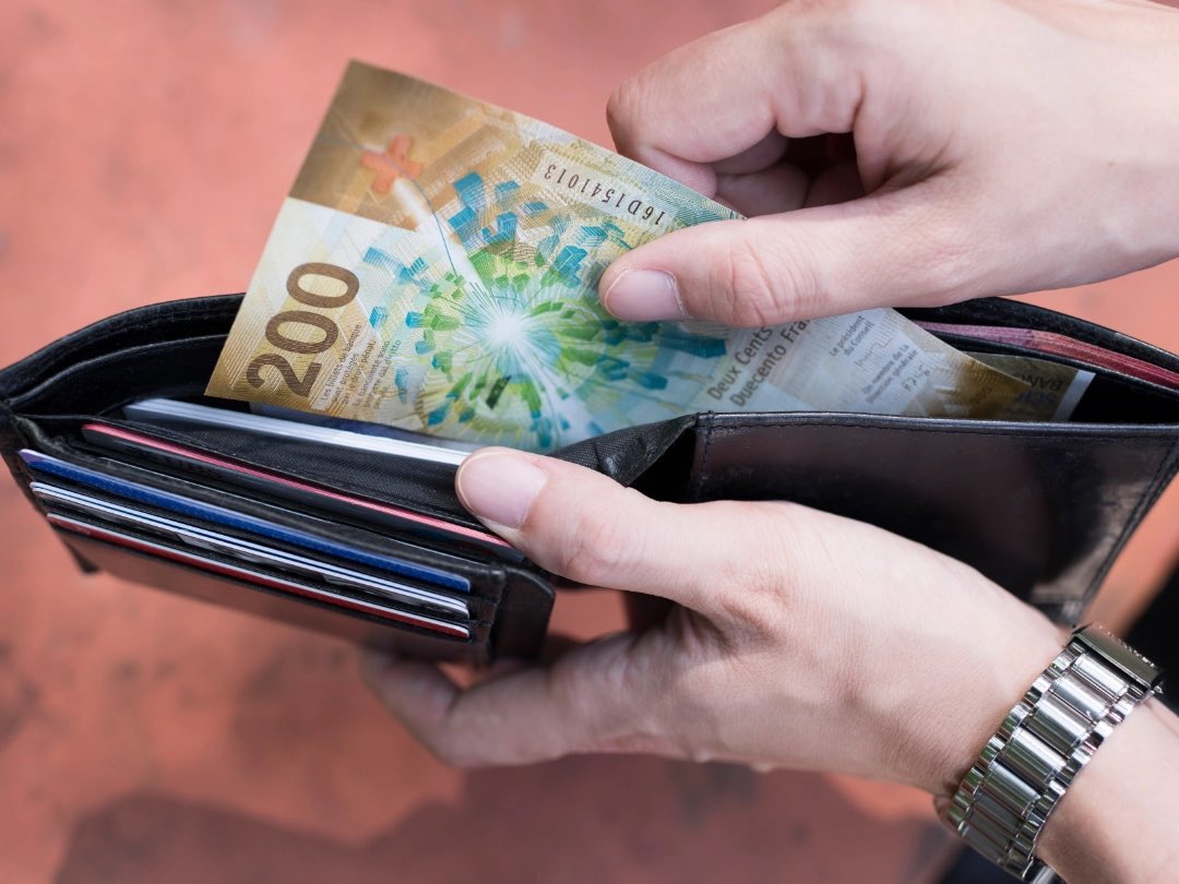 🇨🇭Die Schweizer Bevölkerung wünscht sich beim Sparen und Anlegen höhere Kapitalgewinne, scheut aber Aktien und setzt weiter stark aufs Sparkonto. 
➡️ Dieses widersprüchliche Sparverhalten zeigt die Spar- und Anlageumfrage 2025 der Migros Bank. Mehr dazu:
migrosbank.ch/de/ratgeber/in…